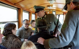 Pasażerowie wąskotorówki przeszli odprawę paszportową. To kolejna atrakcja przygotowana przez SGKW (2)