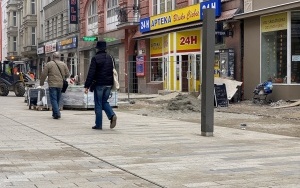 Trwają prace brukarskie na ul. Dworcowej  (1)