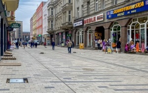 Trwają prace brukarskie na ul. Dworcowej  (2)