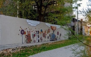 Przy skrzyżowaniu ulic Witczaka i Musialika powstał barwny mural mozaikowy (1)