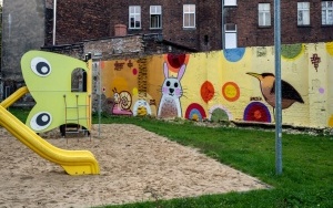Przy skrzyżowaniu ulic Witczaka i Musialika powstał barwny mural mozaikowy (6)