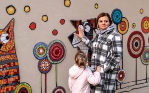 Przy skrzyżowaniu ulic Witczaka i Musialika powstał barwny mural mozaikowy (16)
