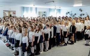 Uczniowie SP nr 51 stanęli do hymnu (1)