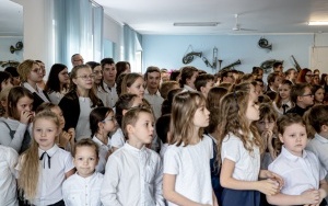 Uczniowie SP nr 51 stanęli do hymnu (3)