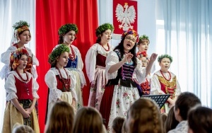 Uczniowie SP nr 51 stanęli do hymnu (7)