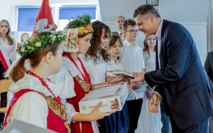 Uczniowie SP nr 51 stanęli do hymnu (12)