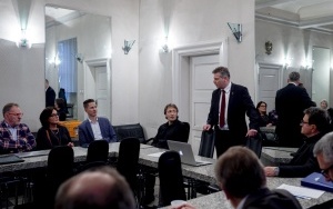 Prezydent Mariusz Wołosz dziękuje członkom Komitetu Rewitalizacji II kadencji (1)