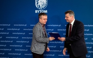 Prezydent Mariusz Wołosz dziękuje członkom Komitetu Rewitalizacji II kadencji (3)