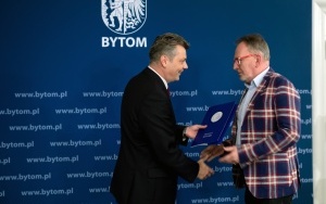 Prezydent Mariusz Wołosz dziękuje członkom Komitetu Rewitalizacji II kadencji (4)