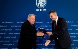 Prezydent Mariusz Wołosz dziękuje członkom Komitetu Rewitalizacji II kadencji (5)