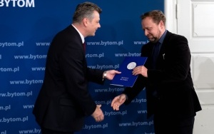 Prezydent Mariusz Wołosz dziękuje członkom Komitetu Rewitalizacji II kadencji (6)