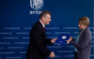 Prezydent Mariusz Wołosz dziękuje członkom Komitetu Rewitalizacji II kadencji (15)