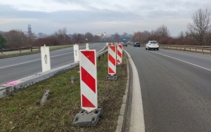 Uwaga kierowcy! Uszkodzona bariera na al. Jana Pawła II (1)