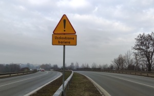 Uwaga kierowcy! Uszkodzona bariera na al. Jana Pawła II (2)