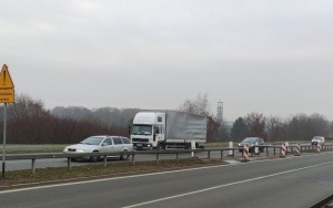 Uwaga kierowcy! Uszkodzona bariera na al. Jana Pawła II (3)