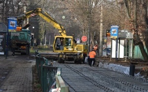 Trwa modernizacja torowisk tramwajowych w Bytomiu. Na budowie linii tramwajowej do Stroszka trwa montaż podkładów i szyn tramwajowych (1)