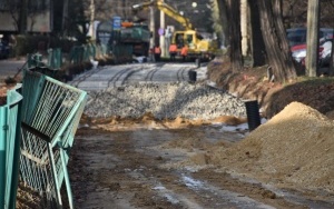 Trwa modernizacja torowisk tramwajowych w Bytomiu. Na budowie linii tramwajowej do Stroszka trwa montaż podkładów i szyn tramwajowych (3)