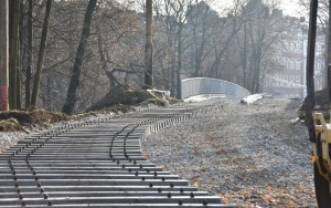 Trwa modernizacja torowisk tramwajowych w Bytomiu. Na budowie linii tramwajowej do Stroszka trwa montaż podkładów i szyn tramwajowych (4)