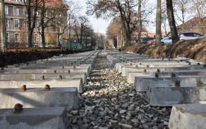 Trwa modernizacja torowisk tramwajowych w Bytomiu. Na budowie linii tramwajowej do Stroszka trwa montaż podkładów i szyn tramwajowych (5)