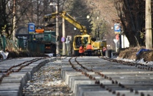 Trwa modernizacja torowisk tramwajowych w Bytomiu. Na budowie linii tramwajowej do Stroszka trwa montaż podkładów i szyn tramwajowych (6)