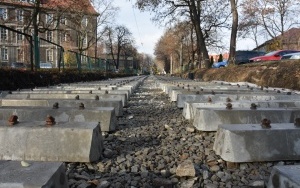 Trwa modernizacja torowisk tramwajowych w Bytomiu. Na budowie linii tramwajowej do Stroszka trwa montaż podkładów i szyn tramwajowych (7)