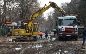 Trwa modernizacja torowisk tramwajowych w Bytomiu. Na budowie linii tramwajowej do Stroszka trwa montaż podkładów i szyn tramwajowych (8)