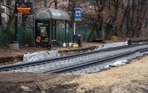 Trwa modernizacja torowisk tramwajowych w Bytomiu. Na budowie linii tramwajowej do Stroszka trwa montaż podkładów i szyn tramwajowych (9)