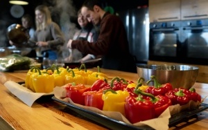 Podopieczni Centrum DZWONI wzięli udział w warsztatach gastronomicznych. Wsparł ich prezydent Bytomia Mariusz Wołosz (2)