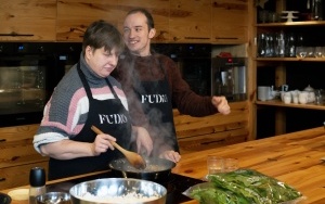 Podopieczni Centrum DZWONI wzięli udział w warsztatach gastronomicznych. Wsparł ich prezydent Bytomia Mariusz Wołosz (3)
