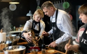 Podopieczni Centrum DZWONI wzięli udział w warsztatach gastronomicznych. Wsparł ich prezydent Bytomia Mariusz Wołosz (4)