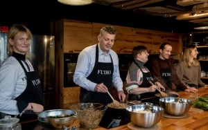 Podopieczni Centrum DZWONI wzięli udział w warsztatach gastronomicznych. Wsparł ich prezydent Bytomia Mariusz Wołosz (6)