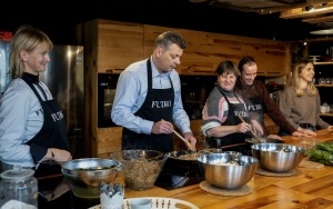 Podopieczni Centrum DZWONI wzięli udział w warsztatach gastronomicznych. Wsparł ich prezydent Bytomia Mariusz Wołosz (7)