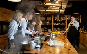 Podopieczni Centrum DZWONI wzięli udział w warsztatach gastronomicznych. Wsparł ich prezydent Bytomia Mariusz Wołosz (8)