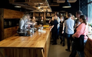 Podopieczni Centrum DZWONI wzięli udział w warsztatach gastronomicznych. Wsparł ich prezydent Bytomia Mariusz Wołosz (9)