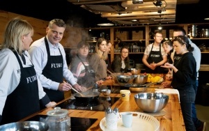 Podopieczni Centrum DZWONI wzięli udział w warsztatach gastronomicznych. Wsparł ich prezydent Bytomia Mariusz Wołosz (10)