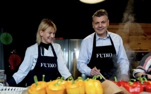 Podopieczni Centrum DZWONI wzięli udział w warsztatach gastronomicznych. Wsparł ich prezydent Bytomia Mariusz Wołosz (1)