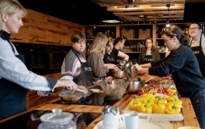 Podopieczni Centrum DZWONI wzięli udział w warsztatach gastronomicznych. Wsparł ich prezydent Bytomia Mariusz Wołosz (3)