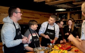 Podopieczni Centrum DZWONI wzięli udział w warsztatach gastronomicznych. Wsparł ich prezydent Bytomia Mariusz Wołosz (9)