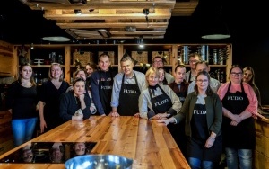 Podopieczni Centrum DZWONI wzięli udział w warsztatach gastronomicznych. Wsparł ich prezydent Bytomia Mariusz Wołosz (13)