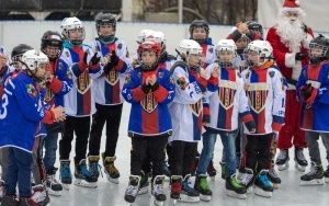 Poślizgaj się na plenerowym lodowisku w Parku Kachla (8)