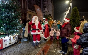 Świąteczna parada ze św. Mikołajem przeszła dzisiaj ulicami Bytomia