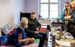 W Bytomiu jedna ze Szlachetnych Paczek przygotowana przez prezydenta Bytomia Mariusza Wołosza i jego współpracowników trafiła do mieszkańca naszego miasta, pana Tadeusza (2)
