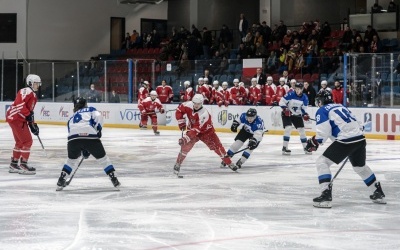 W pierwszym swoim meczu podopieczni Artura Ślusarczyka pokonali po dogrywce Estonię 4:3 (0:0, 3:2,0:1,1:0 złota bramka). (6)