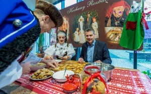 Akcja pakowania prezentów w ramach Dzieła Świętego Mikołaja (10)