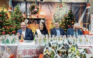 Akcja pakowania prezentów w ramach Dzieła Świętego Mikołaja (19)
