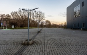 Energooszczędne oświetlenie przed Halą na Skarpie (1)