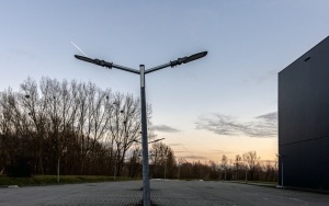 Energooszczędne oświetlenie przed Halą na Skarpie (3)