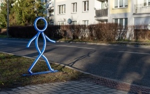Odblaskowe sylwetki pieszych przy sugerowanym przejściu przy ul. Wyzwolenia