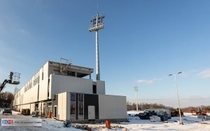 Trwa budowa obiektu piłkarskiego Polonii Bytom. Wykonawca kontynuuje prace przy budynku klubowym (1)
