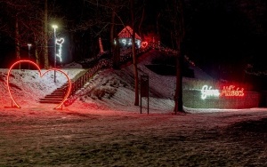 Walentynkowa iluminacja na Górze Miłości  (2)